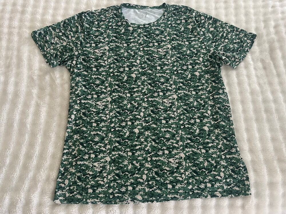 32* Green and white digital camouflage short sleeve shirt men’s xl